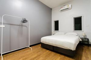 En eller flere senge i et værelse på U4 Large 2 bed rooms full kitchen 200m to BTS