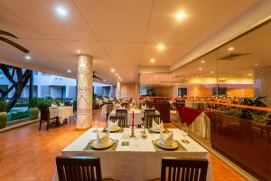 En restaurant eller et spisested på Hotel Tropicana Pattaya