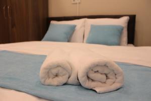 un animal de serviettes fait pour ressembler à un visage sur un lit dans l'établissement İstanbul Terrace Hotel, à Istanbul