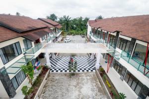 eine Luftansicht auf den Innenhof eines Gebäudes in der Unterkunft RedDoorz Plus near Kualanamu Airport in Medan