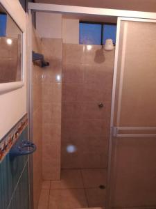 eine Dusche mit Glastür im Bad in der Unterkunft Apartamento amueblado, cómodo e independiente en Huancayo in Huancayo