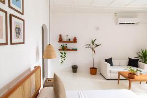 科伦坡Srilax的客厅里有一张沙发和一张桌子。