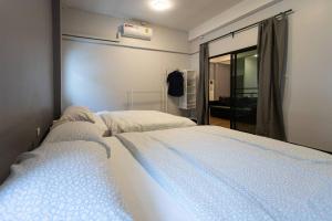 1 Schlafzimmer mit 2 Betten und einem Fenster in der Unterkunft U3 Large 2 Bedroom Full kitchen near BTS Udomsuk in Bangkok