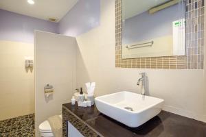 een badkamer met een wastafel en een toilet bij Sea Suite Villa in Bangrak Beach