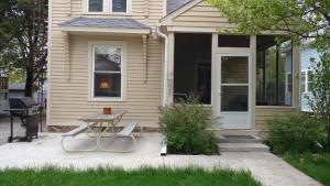 una piccola casa con un tavolo di fronte di Aunt Jane's Guest House a Put-in-Bay