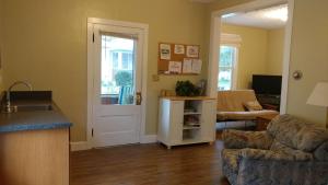 una cucina e un soggiorno con un divano e un tavolo di Aunt Jane's Guest House a Put-in-Bay