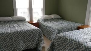 una camera da letto con due letti e una finestra di Aunt Jane's Guest House a Put-in-Bay