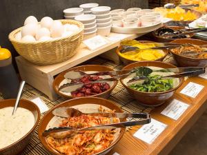 ein Tisch mit vielen verschiedenen Speisen darauf in der Unterkunft Hearton Hotel Shinsaibashi in Osaka