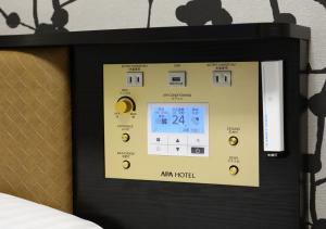 un reloj digital en la pared de una habitación en APA Hotel Hakodate Ekimae, en Hakodate