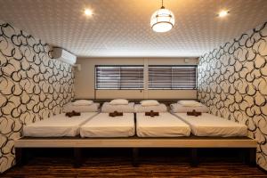 1 dormitorio con 2 camas y ventana en ESTABLISHMENT Asakusa, en Tokio