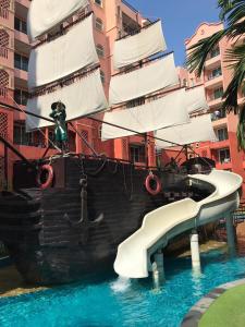 eine Fahrt mit einem Piratenschiff auf einer Wasserrutsche in der Unterkunft Seven Seas Condo Resort in Jomtien Beach