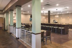 Best Western Plus Bloomington Hotel tesisinde bir restoran veya yemek mekanı