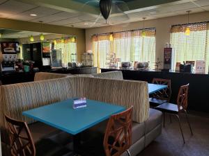 a restaurant with two tables and a bar at Best Western Lake Okeechobee in Okeechobee