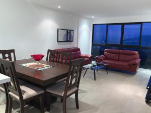 - un salon avec une table et un canapé dans l'établissement APARTAMENTO CON LA MEJOR VISTA DE SAN SALVADOR, à San Salvador