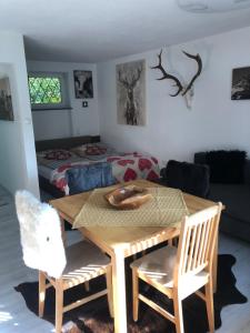 pokój ze stołem, krzesłami i łóżkiem w obiekcie Posthof 33 w mieście Kitzbühel