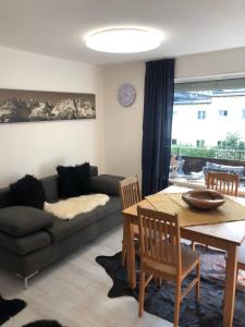 salon z kanapą i stołem w obiekcie Posthof 33 w mieście Kitzbühel +5 zdjęć