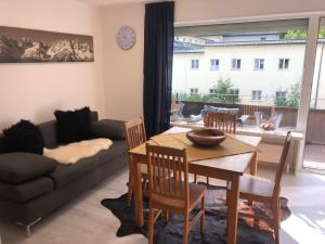 salon ze stołem i kanapą w obiekcie Posthof 33 w mieście Kitzbühel