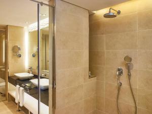 Koupelna v ubytování Mercure Dubai Barsha Heights Hotel Suites And Apartments + 37 fotografií