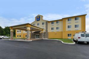 a hotel with a parking lot in front of it at Comfort Inn & Suites Manheim - Lebanon in Manheim