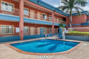 un hotel con piscina frente a un edificio en Quality Inn & Suites at The Outlets Mercedes-Weslaco en Mercedes