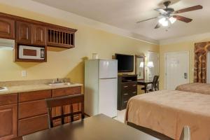 Телевизор и/или развлекательный центр в Quality Inn & Suites at The Outlets Mercedes-Weslaco