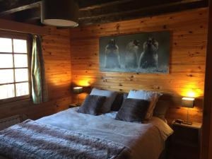 サン・ジャン・ド・シックスにあるChalet les Marmottesの木製の壁のベッドルーム1室