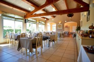 ein Restaurant mit Tischen und Stühlen in einem Zimmer in der Unterkunft Residhotel Golf Grand Avignon in Vedène