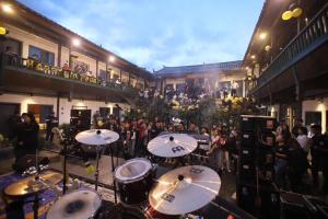 a band playing drums in front of a crowd of people at Lijiang Desti Youth Park Hostel in Lijiang