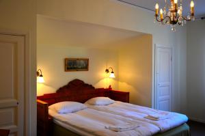 Ein Bett oder Betten in einem Zimmer der Unterkunft STF Grimsnäs Herrgård