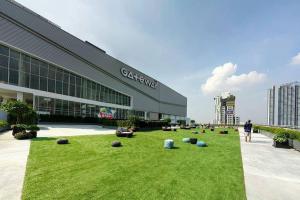 un grand bâtiment avec une pelouse devant lui dans l'établissement B3 Cosy Studio /5 guests/ Near MRT/full kitchen, à Bangkok