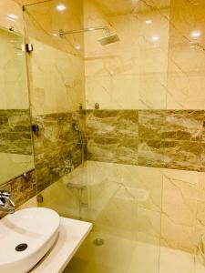Bilik mandi di Amora Rooms Dwarka