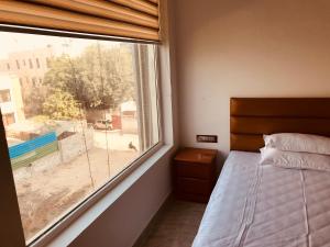 Postel nebo postele na pokoji v ubytování Amora Rooms Dwarka