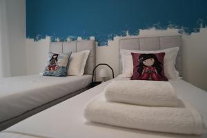 Decozian Apartments tesisinde bir odada yatak veya yataklar