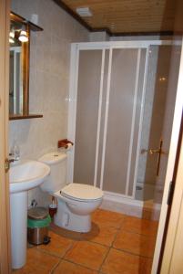 a bathroom with a toilet and a sink and a shower at Apartamentos Les Moreres in Duesaigües