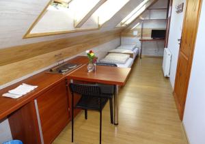 una casa pequeña con cocina y mesa en Noclegi "Marek i Karolina" en Cieszyn