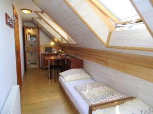 ein Schlafzimmer mit einem Bett und einem Schreibtisch in einem Zimmer in der Unterkunft Noclegi "Marek i Karolina" in Cieszyn