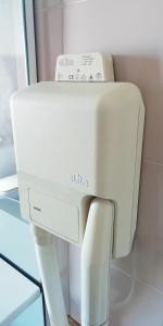 un monitor de ordenador blanco sentado en la parte superior de una pared en L'alloggio di Anna Maria. Camera con bagno privato, en Empoli
