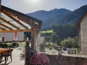 un patio con mesa, sillas y montañas en Landgasthaus Post, en Surava