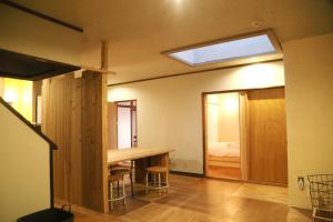 Cette chambre dispose d'une table en bois et d'une lucarne. dans l'établissement Y Pub & Hostel Tottori, à Tottori