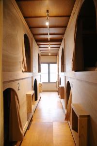Posezení v ubytování Y Pub & Hostel Tottori