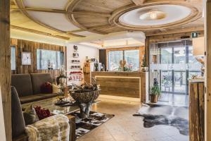 uma sala de estar com um sofá e uma mesa em Hotel Chalet S - Dolomites Design - adults recommended em Selva di Val Gardena