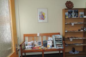 Zimmer mit einem Holzstuhl und Büchern in der Unterkunft B&B Haus Schönstatt contactless- Check-In in Brig