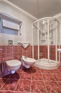 Kamar mandi di Wellness Hotel Babylon