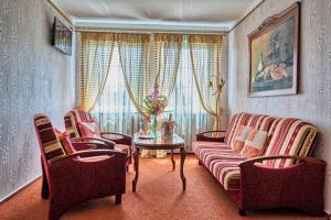 ein Wohnzimmer mit einem Sofa, Stühlen und einem Tisch in der Unterkunft Wellness Hotel Babylon in Liberec