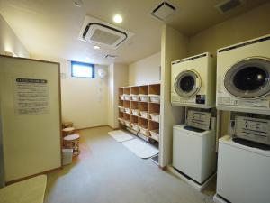 uma lavandaria com máquina de lavar e secar roupa em Hotel Route-Inn Suzuka em Suzuka