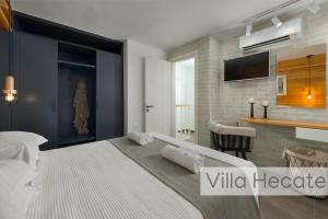 Posteľ alebo postele v izbe v ubytovaní Lindos Amphitheater Villas and Apartments