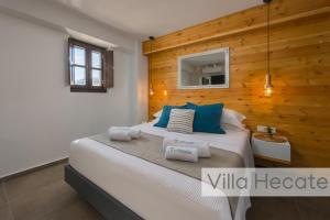 Posteľ alebo postele v izbe v ubytovaní Lindos Amphitheater Villas and Apartments