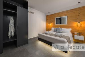 Posteľ alebo postele v izbe v ubytovaní Lindos Amphitheater Villas and Apartments
