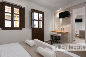 Posteľ alebo postele v izbe v ubytovaní Lindos Amphitheater Villas and Apartments