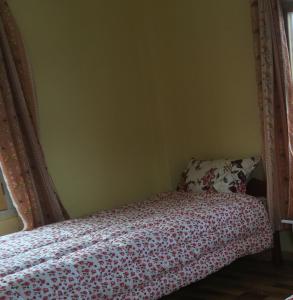Postel nebo postele na pokoji v ubytování KB'S ECO MOUNTAIN VILLAGE HOME